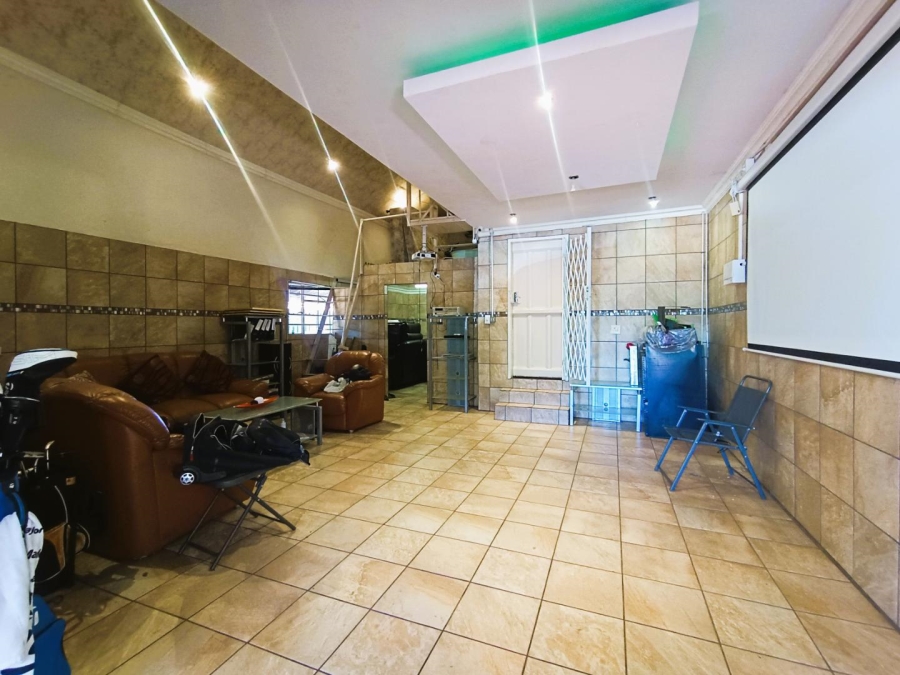 5 Bedroom Property for Sale in Pellissier Free State